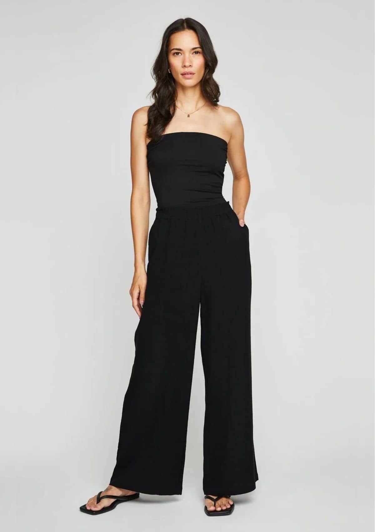 Cinched waist, slash pockets. Paired with gold jewelry and black sandals.