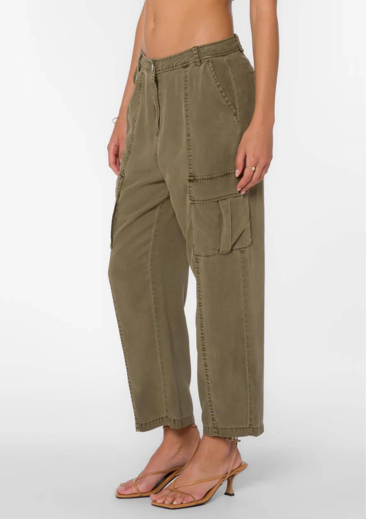 Cargo pockets, slash pockets. Belt loops.