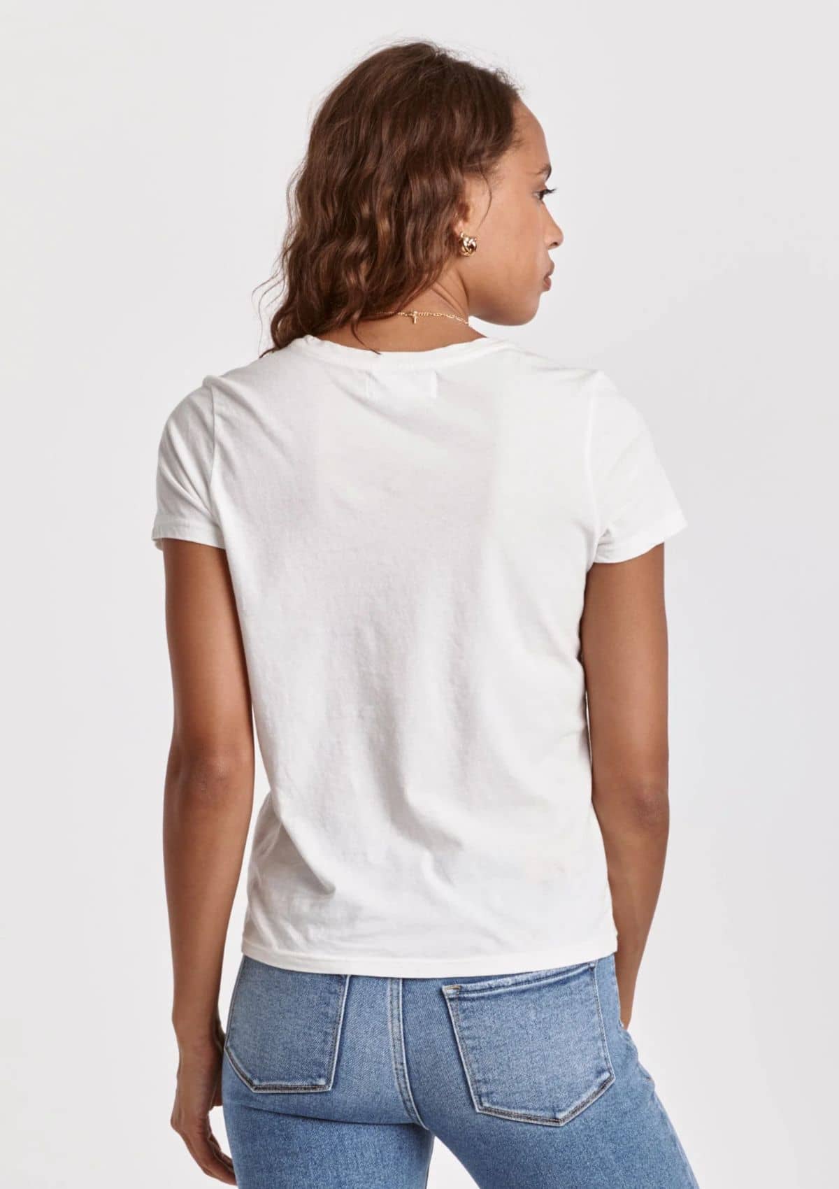 Plain white tee shirt. Paired with jeans.
