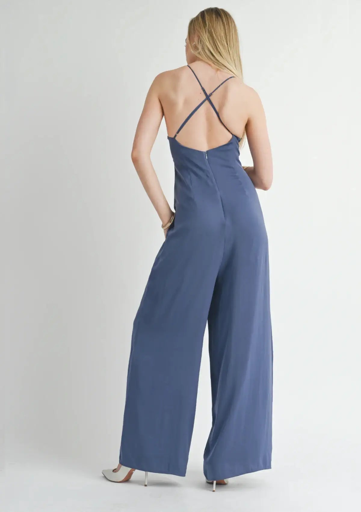 Paired with gold jewelry and white high heels shoes. Zipper back.