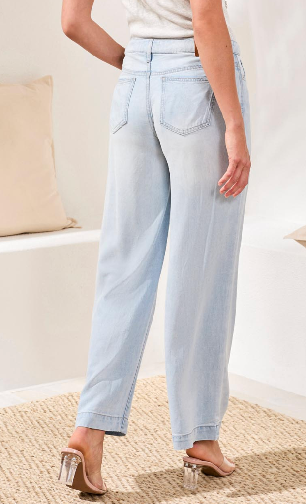 Audrey Hugging Flowy Wide Denim