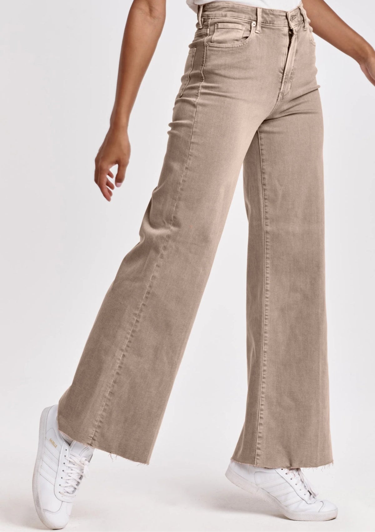 Cashmere light tan jeans with wide legs. Paired with white tee and white sneakers.