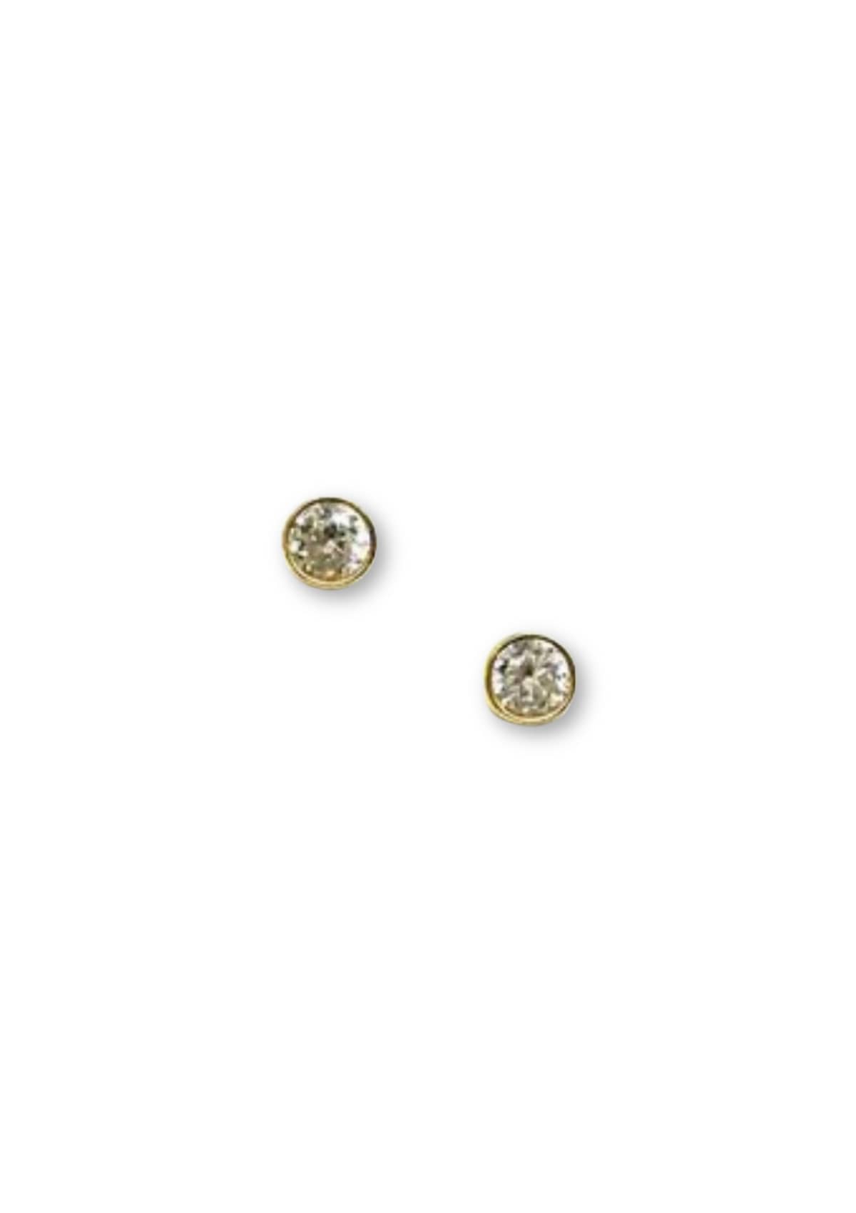 Round small stud earrings.
