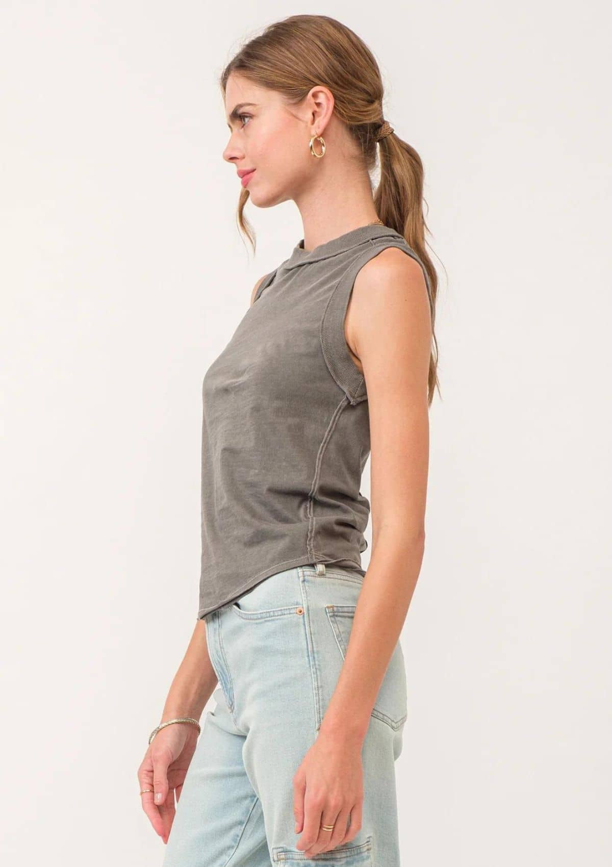 Sleeve less, grey. Paired with jeans and gold jewelry.